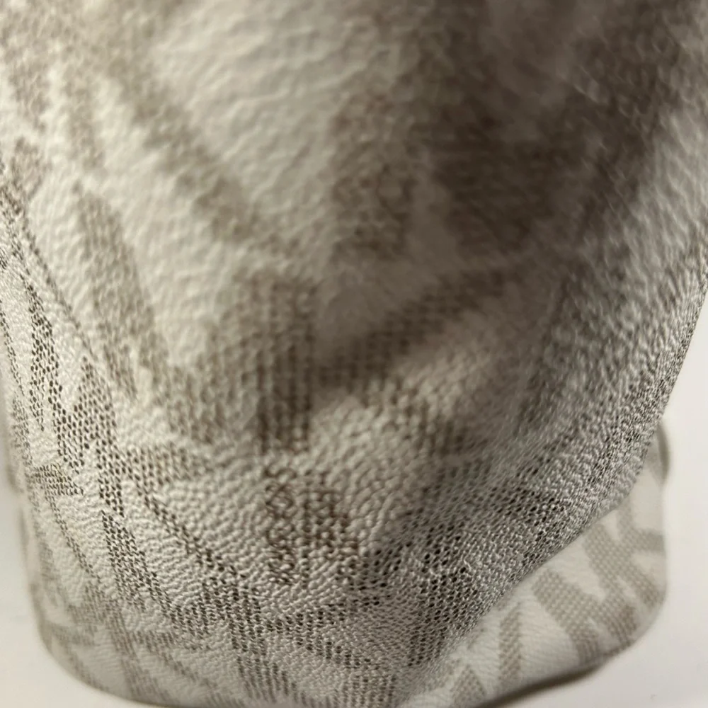 Michael Kors Jet Setter Handbag in crème and tan. - Picture 4 of 12